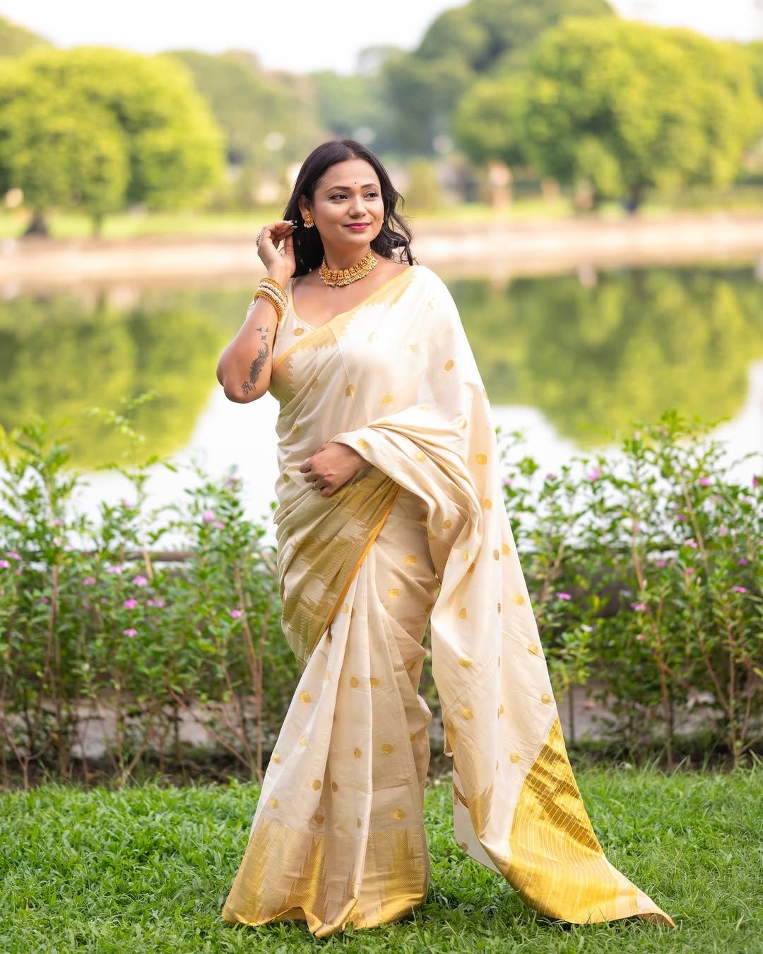 Kaavyam:Handloom Replica tissue saree